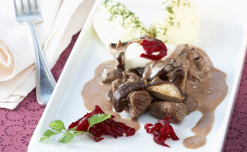 Solomillo 'strogonoff' al vino tinto con puré de patata y remolacha