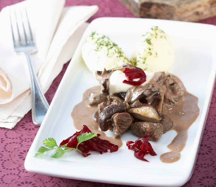 Solomillo 'strogonoff' al vino tinto con puré de patata y remolacha Solomillo 'strogonoff' al vino tinto con puré de patata y remolacha