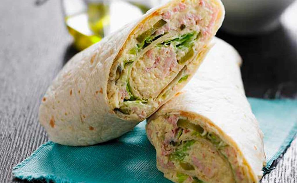 Rollitos de atún con encurtidos