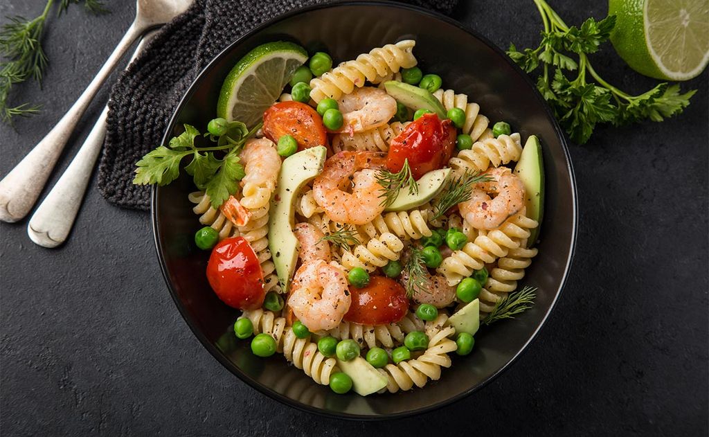 Ensalada de tornillos, aguacate, tomate y gambas