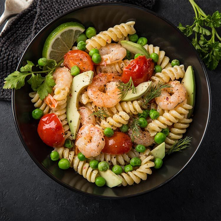 Ensalada de tornillos, aguacate, tomate y gambas Ensalada de tornillos, aguacate, tomate y gambas