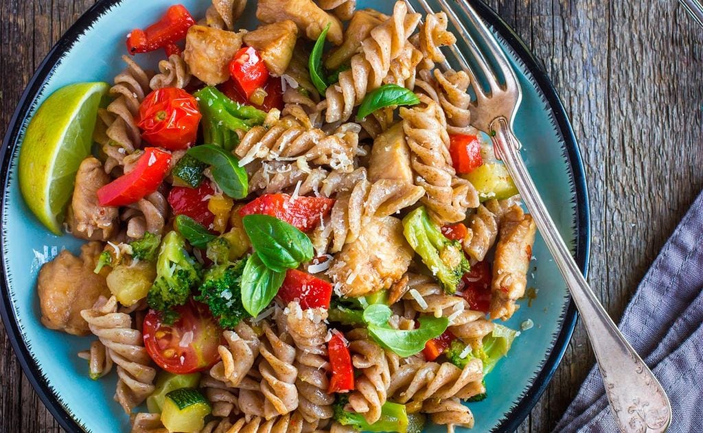 Ensalada de pasta integral con pollo y vegetales