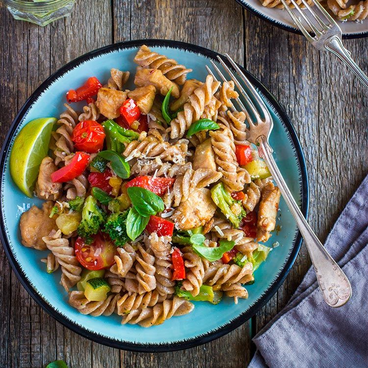 Ensalada de pasta integral con pollo y vegetales Ensalada de pasta integral con pollo y vegetales