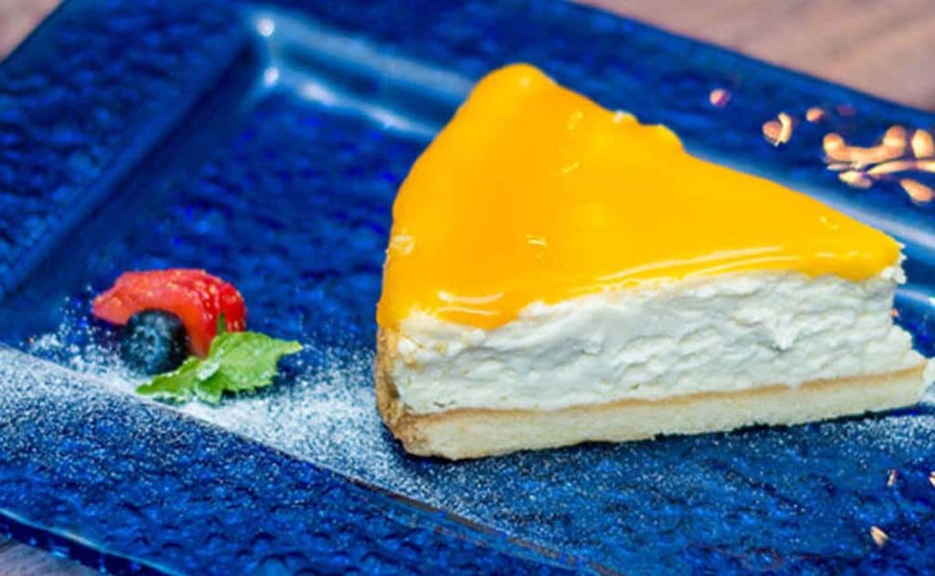 Tarta de queso fría con gelatina de mango