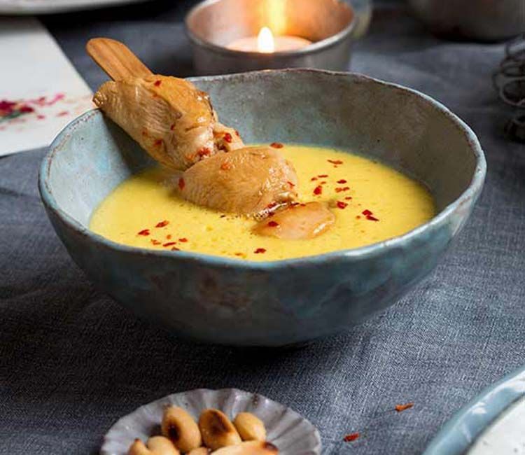 Sopa de mango y coco con brochetas de pollo especiado Sopa de mango y coco con brochetas de pollo especiado