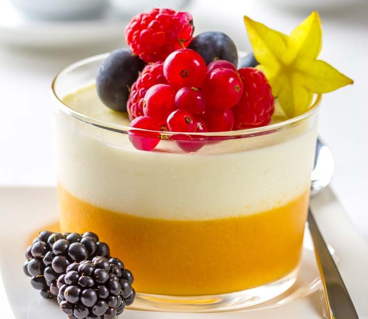 Crema de queso y mango con frutos del bosque Crema de queso y mango con frutos del bosque