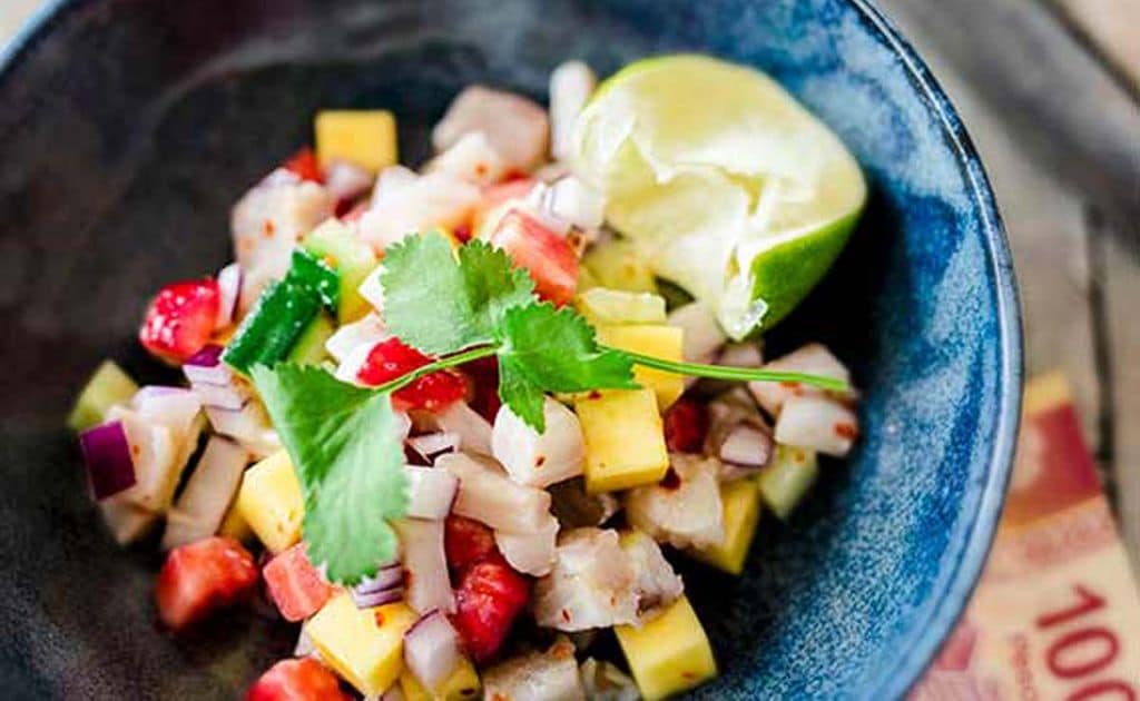 Ceviche de corvina con mango y fresas