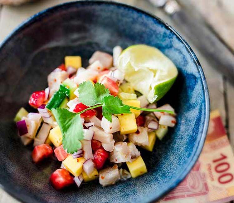 Ceviche de corvina con mango y fresas Ceviche de corvina con mango y fresas