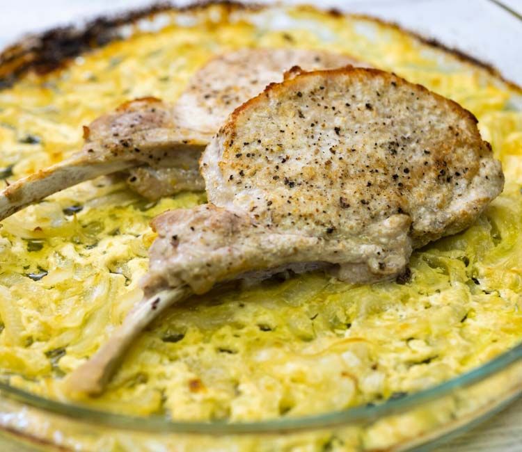 Chuletas de cordero sobre cebolla y puerro cremosos Chuletas de cordero sobre cebolla y puerro cremosos