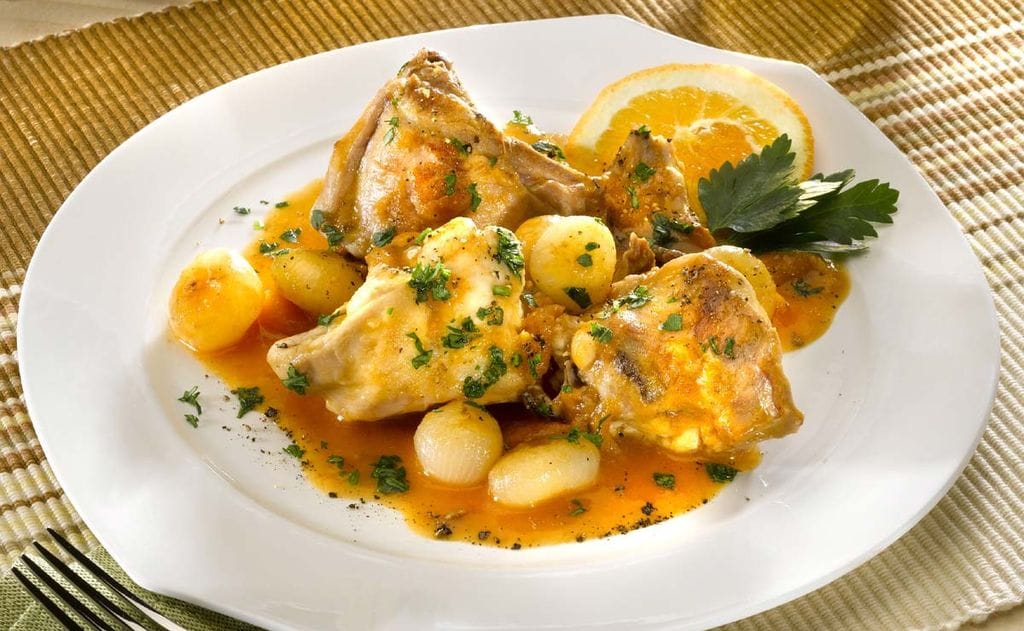 Chuletas de conejo en salsa de naranja con patatitas