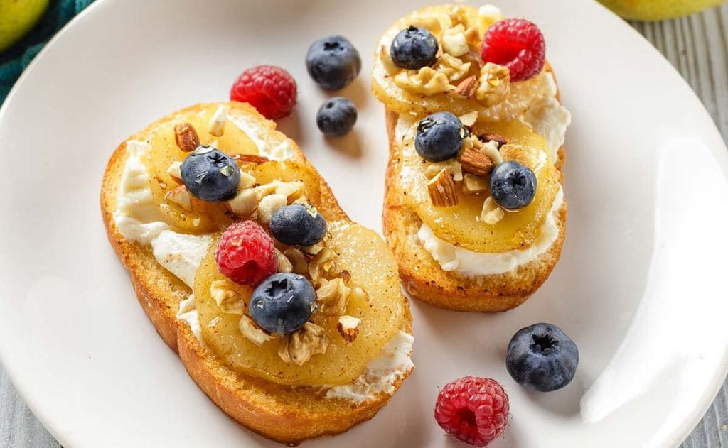 Tostas de queso ricotta con pera a la plancha