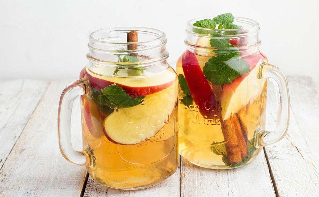 Té helado de manzana con canela