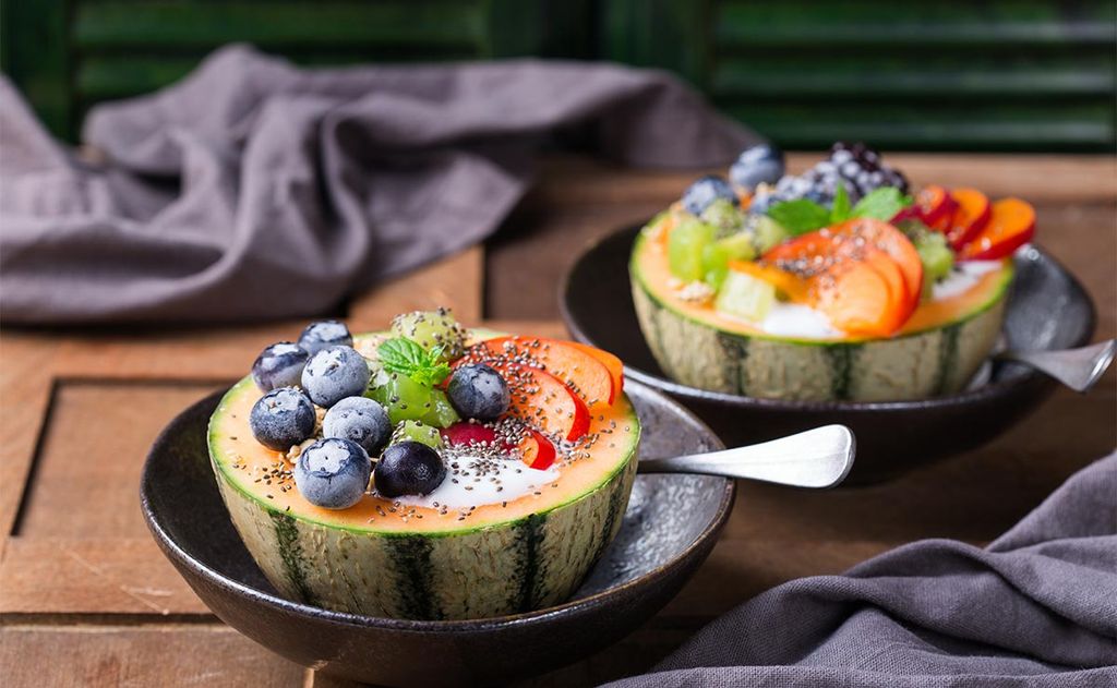 Macedonia de melón, arándanos, kiwi y albaricoque con yogur