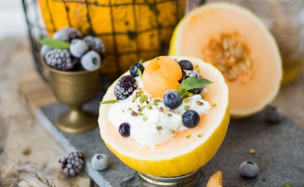Melón con yogur, moras y arándanos