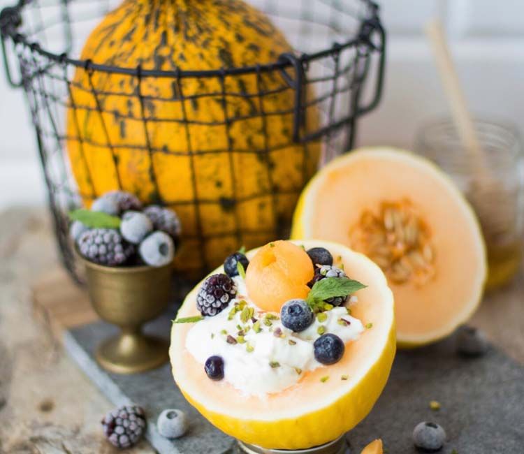 Melón con yogur, moras y arándanos Melón con yogur, moras y arándanos