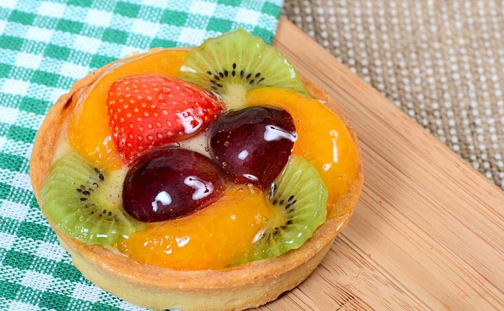 Mini tarta de hojaldre con frutas y crema a la almendra