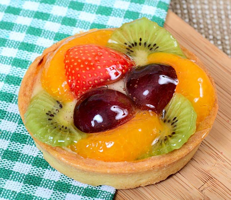 Mini tarta de hojaldre con frutas y crema a la almendra Mini tarta de hojaldre con frutas y crema a la almendra