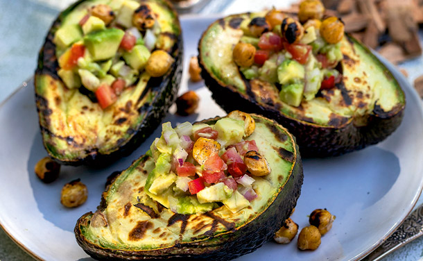Aguacates con garbanzos picantes Aguacates con garbanzos picantes