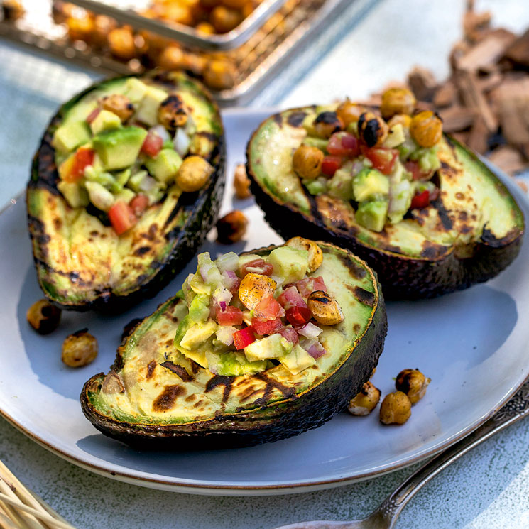 Aguacates con garbanzos picantes