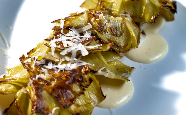 Alcachofas confitadas y asadas al carbón con queso Alcachofas confitadas y asadas al carbón con queso