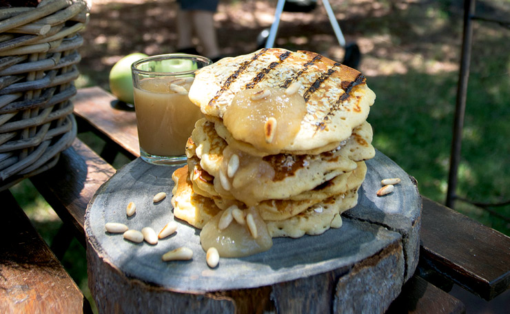 Tortitas con compota de manzanas asadas a la brasa Tortitas con compota de manzanas asadas a la brasa