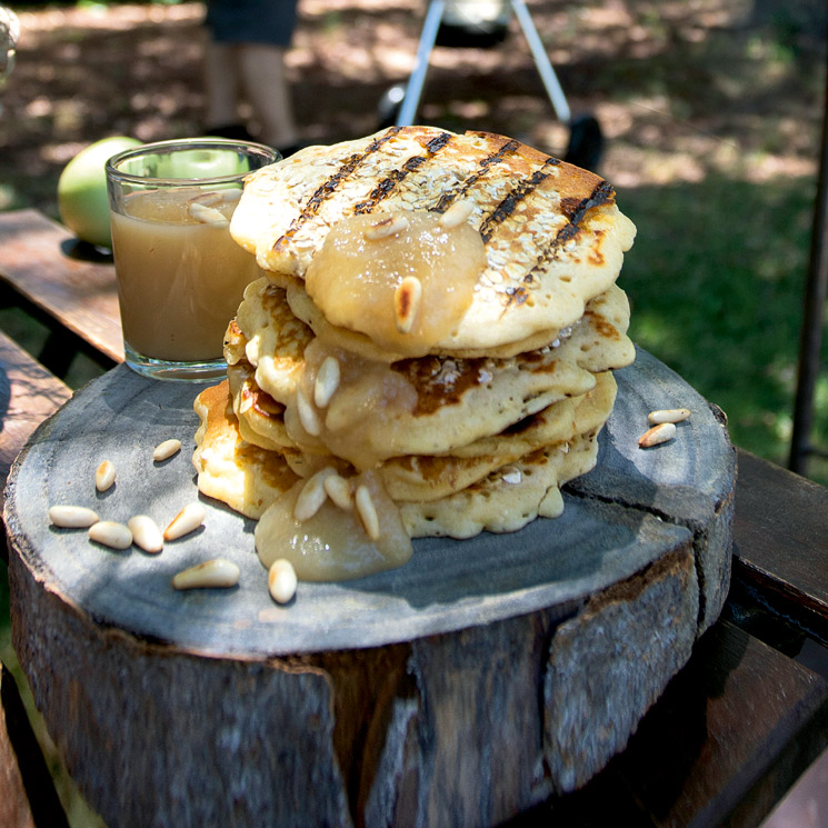 Tortitas con compota de manzanas asadas a la brasa