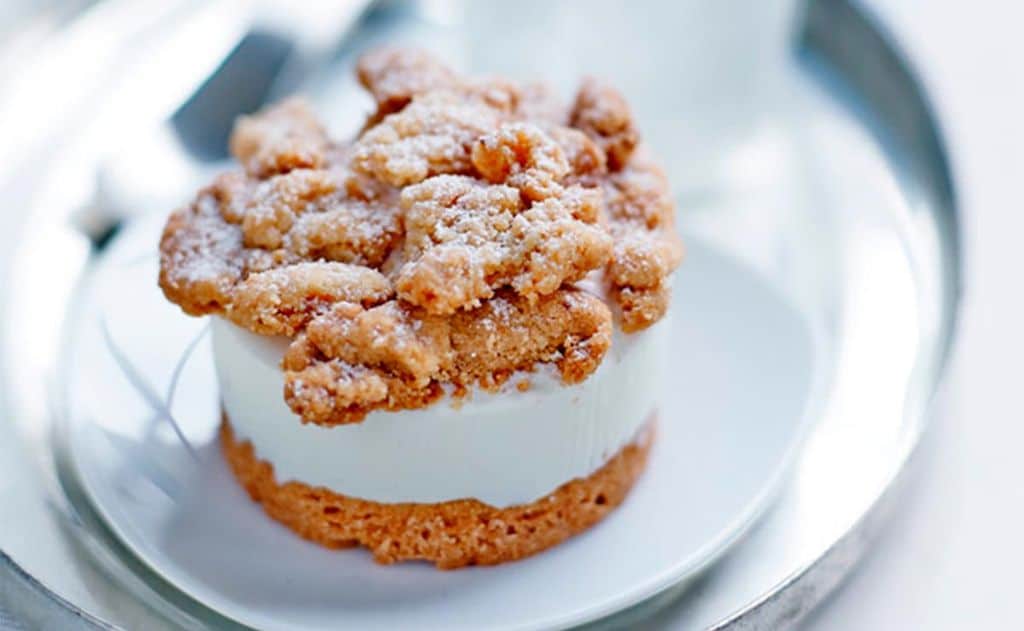 'Mini crumble' de pastel de queso helado con menta