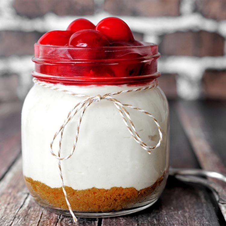 Postre de queso, cerezas y galleta Postre de queso, cerezas y galleta