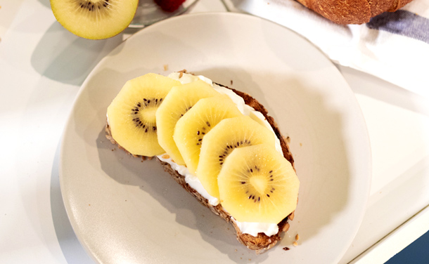 Tostadas de queso crema con kiwi y semillas Tostadas de queso crema con kiwi y semillas