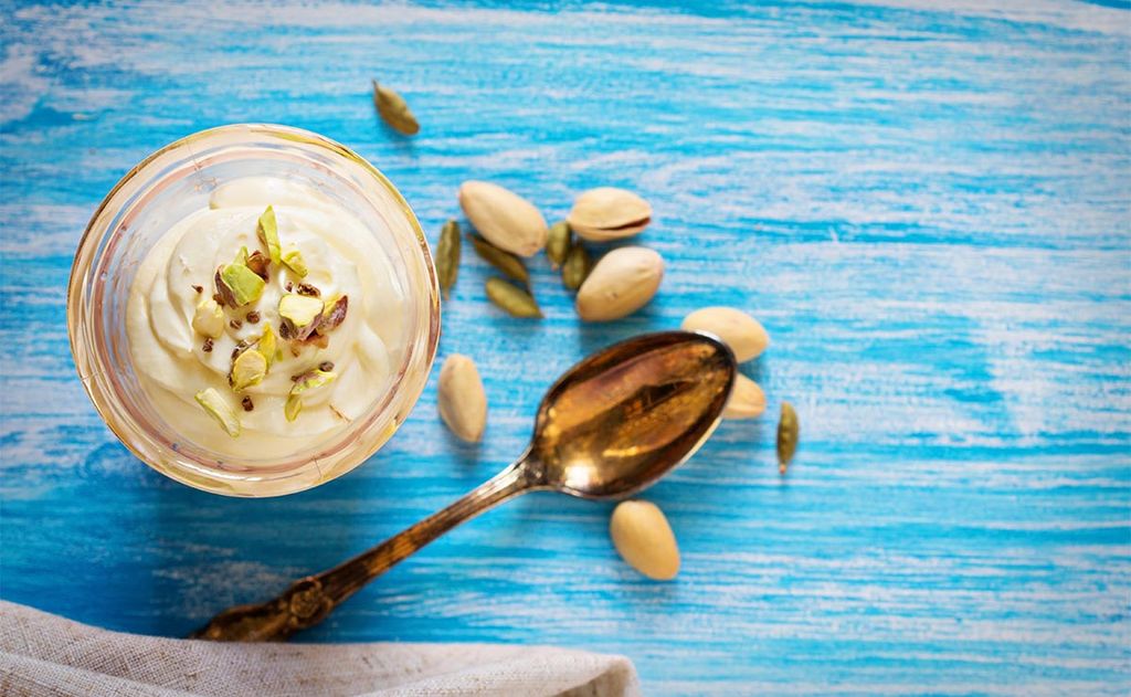 Yogur con azafrán, miel y pistachos