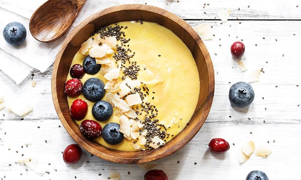 'Smoothie bowl' de mango con frutos del bosque 'Smoothie bowl' de mango con frutos del bosque