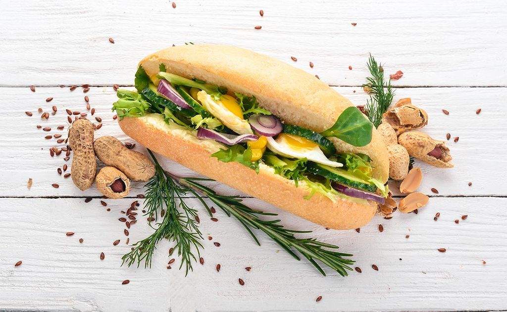 Pulguita de huevo de codorniz, maíz y lechuga