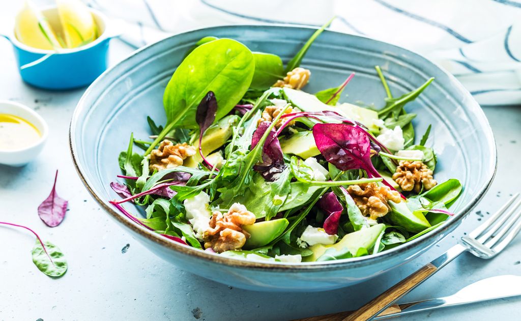 Ensalada de aguacate, queso feta y nueces