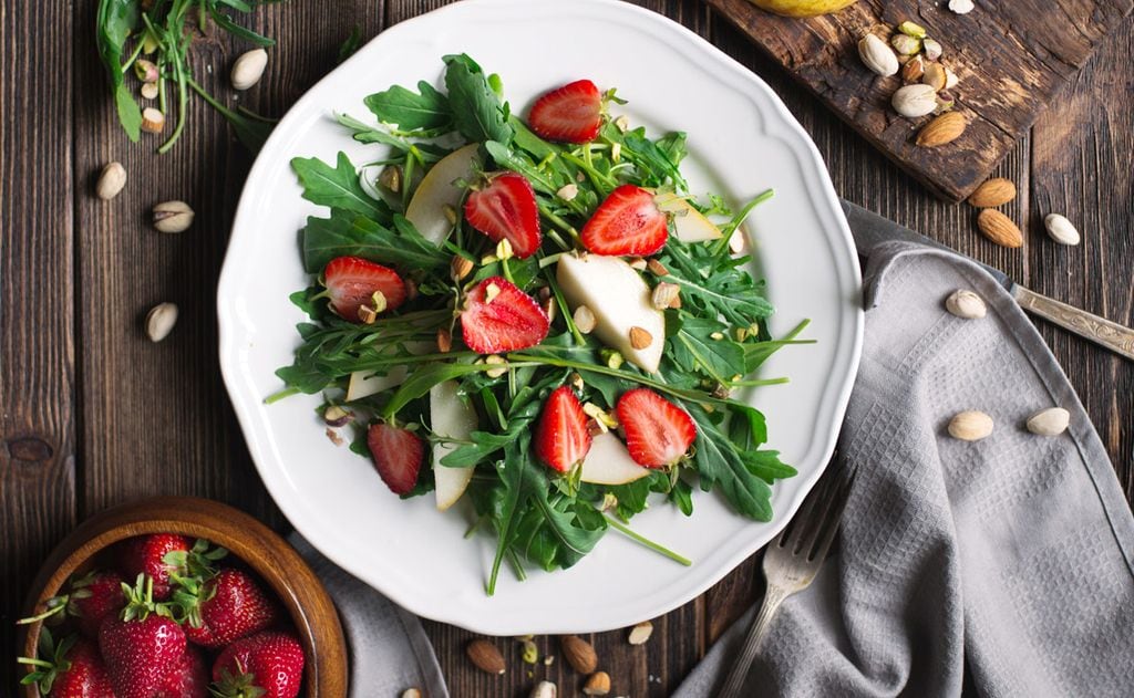 Ensalada de rúcula y fresas con frutos secos