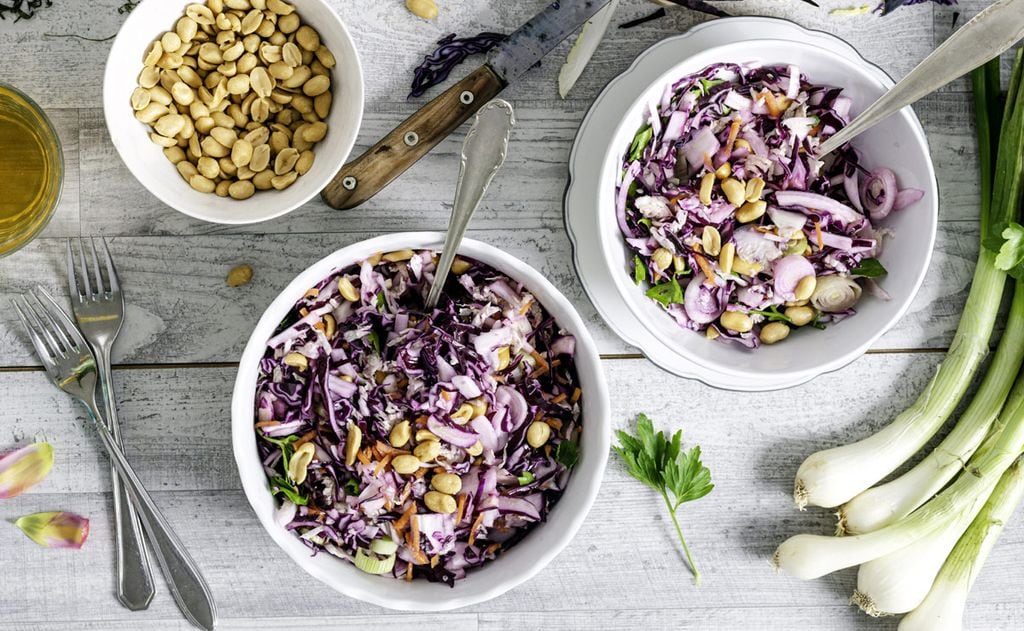 Ensalada 'morada' con cacahuetes