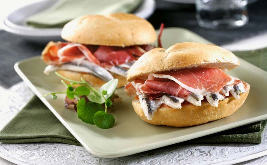 Bocatín de boquerones en vinagre con jamón