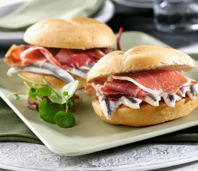 Bocatín de boquerones en vinagre con jamón Bocatín de boquerones en vinagre con jamón