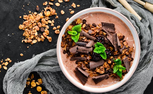 'Smoothie bowl' de cacao, granola y frutos del bosque 'Smoothie bowl' de cacao, granola y frutos del bosque