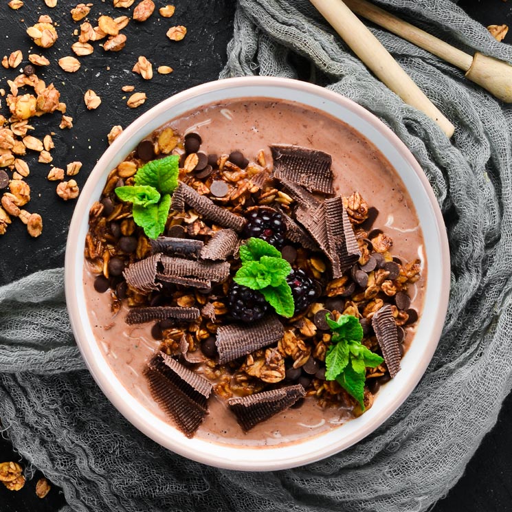 'Smoothie bowl' de cacao, granola y frutos del bosque