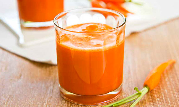 Zumo de zanahoria, calabaza y apio, fuente de vitaminas y nutrientes Zumo de zanahoria, calabaza y apio, fuente de vitaminas y nutrientes