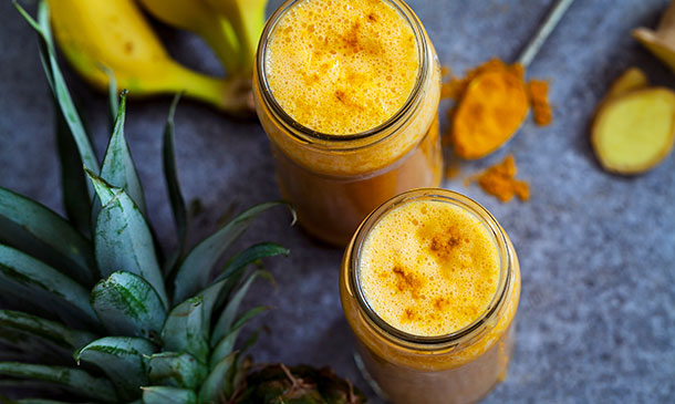 Zumo 'detox' de piña y cúrcuma, bueno para nuestro organismo Zumo 'detox' de piña y cúrcuma, bueno para nuestro organismo