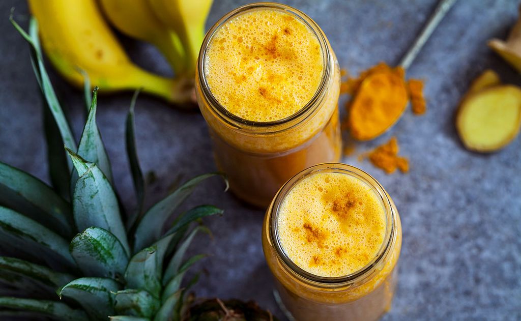 Zumo 'detox' de piña y cúrcuma, bueno para nuestro organismo