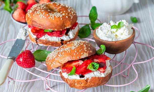 'Bagels' de crema de queso, menta y fresas 'Bagels' de crema de queso, menta y fresas