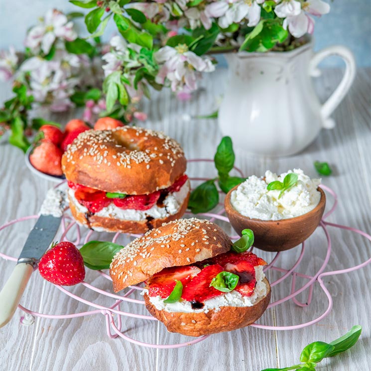 'Bagels' de crema de queso, menta y fresas