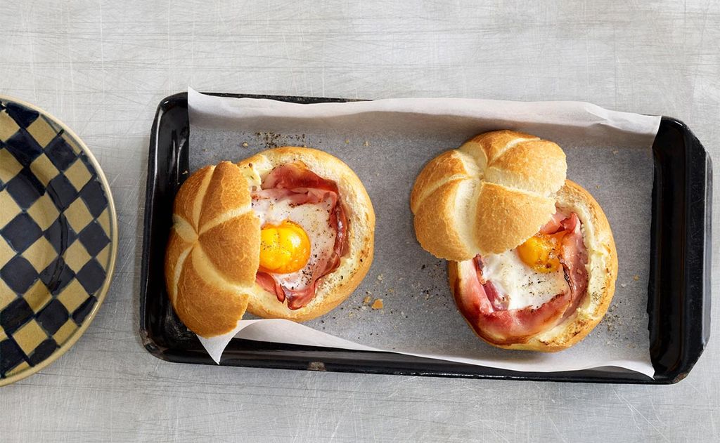 Bollitos de pan con huevo y jamón cocido