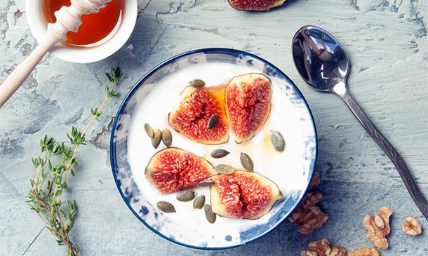 Yogur griego con frutos secos e higos Yogur griego con frutos secos e higos