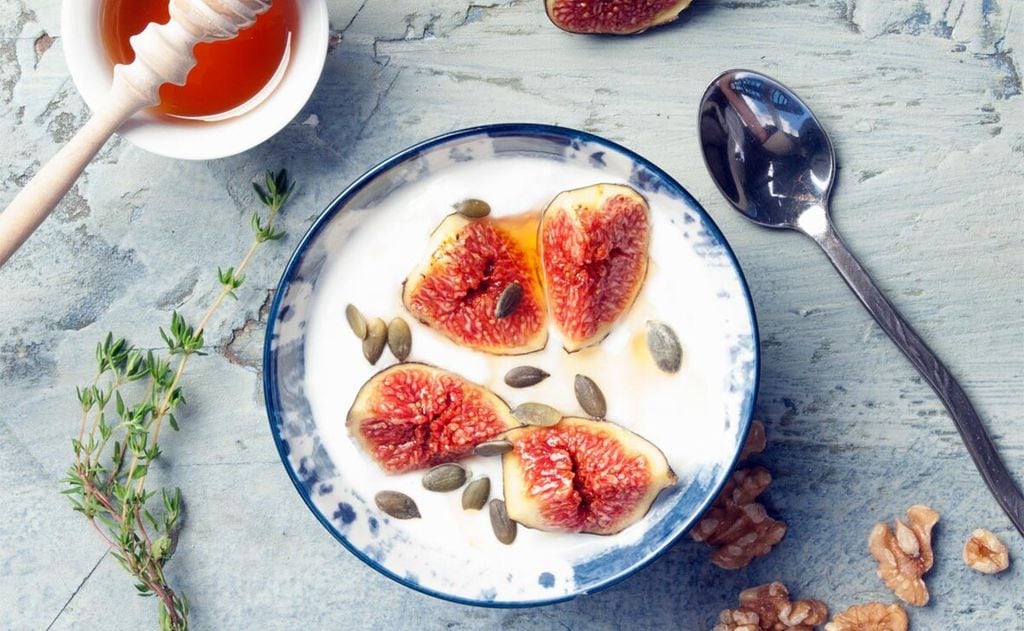 Yogur griego con frutos secos e higos