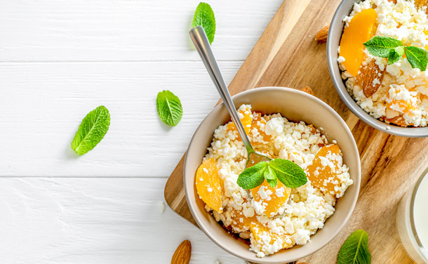 'Bowl' de melocotón con ricotta y almendras 'Bowl' de melocotón con ricotta y almendras