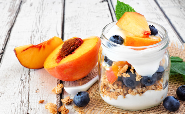 Postre de melocotón con yogur y granola Postre de melocotón con yogur y granola