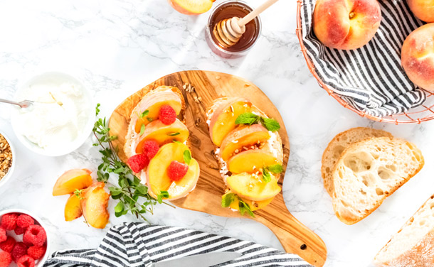 Tostadas de melocotón con queso crema y frutos rojos Tostadas de melocotón con queso crema y frutos rojos